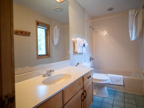 Executive Townhome | Bathroom | Combined shower/tub, free toiletries, hair dryer, towels