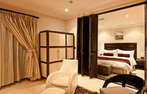 Executive Suite, Kitchenette, Executive Level | 1 bedroom, premium bedding, in-room safe, desk