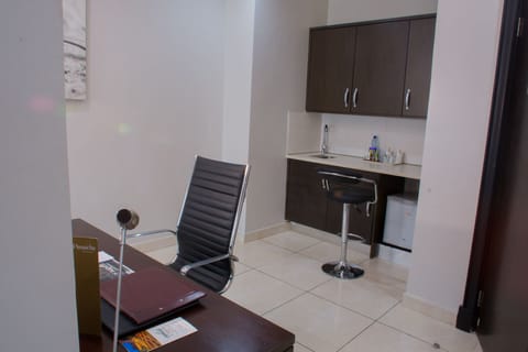 Executive Suite, Kitchenette, Executive Level | Private kitchenette | Mini-fridge, microwave, coffee/tea maker