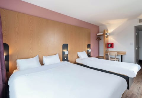 Desk, soundproofing, free WiFi, bed sheets