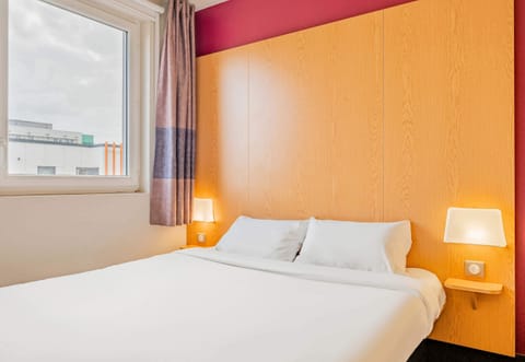 Desk, blackout drapes, soundproofing, free WiFi