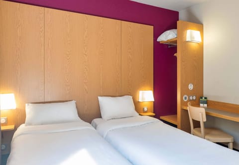 Twin Room, Non Smoking | Desk, soundproofing, free cribs/infant beds, free WiFi