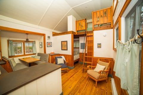 Cabin (Sugar Magnolia) | Individually decorated, individually furnished, free WiFi, bed sheets