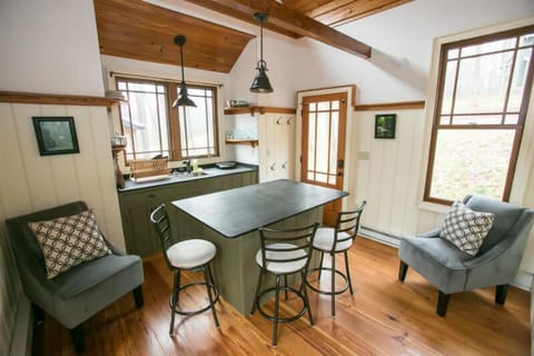 Cabin (Bella Donna) | Dining room