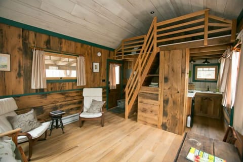 Cabin (MoonShine) | Individually decorated, individually furnished, free WiFi, bed sheets