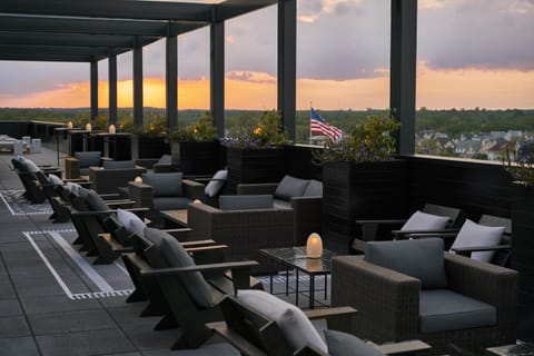 2 bars/lounges, lobby lounge, rooftop bar