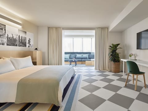 Suite (Park) | Premium bedding, down comforters, pillowtop beds, in-room safe
