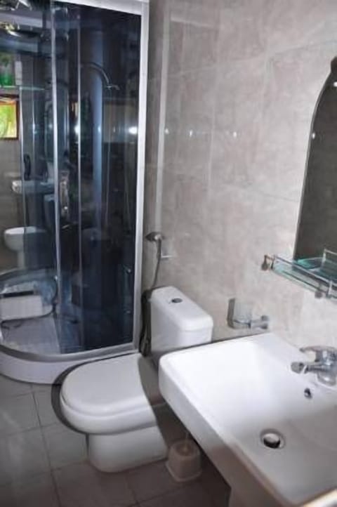 Deluxe Double Room, 1 Double Bed, Non Smoking | Bathroom | Free toiletries, hair dryer, towels