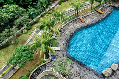 2 outdoor pools