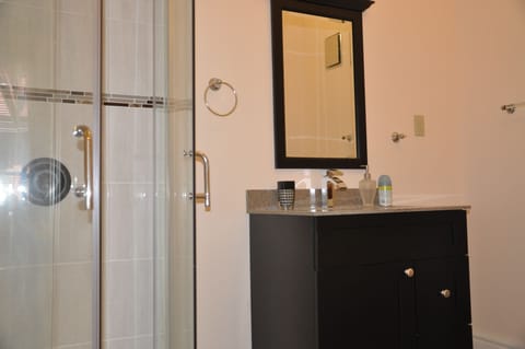 Standard Room, 1 Queen Bed (1 Yellow) | Bathroom | Combined shower/tub, free toiletries, hair dryer, bathrobes