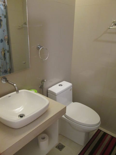 Standard Room | Bathroom | Shower, free toiletries, towels