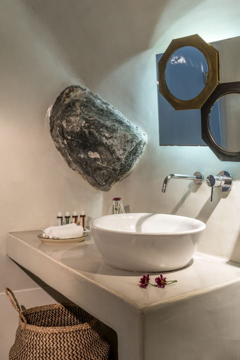 Honeymoon Suite, Jetted Tub | Bathroom sink