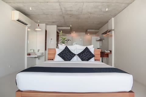 Grand Double Room, Sea View | Minibar, in-room safe, desk, laptop workspace