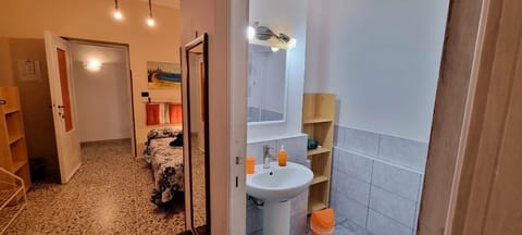 Twin Room, Ensuite | Bathroom | Free toiletries, hair dryer