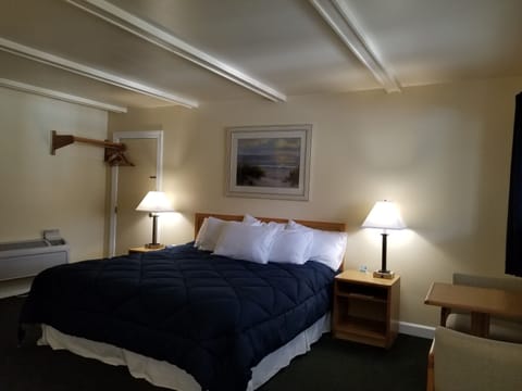 Room, 1 King Bed | Blackout drapes, iron/ironing board, free WiFi, bed sheets