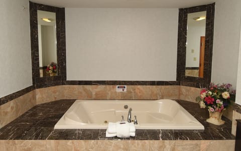 Deluxe Room, 1 King Bed, Non Smoking, Jetted Tub | 1 bedroom, premium bedding, in-room safe, desk