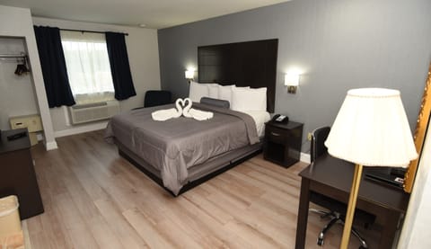 Deluxe Room, 1 King Bed, Non Smoking, Jetted Tub | 1 bedroom, premium bedding, in-room safe, desk