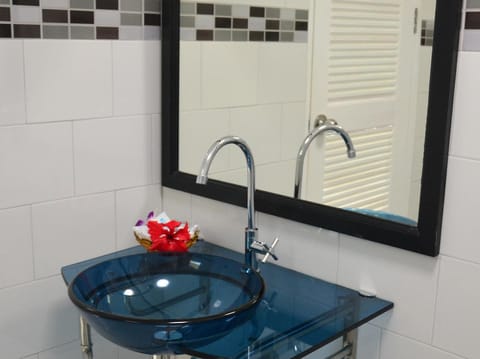 Deluxe Room Pool View | Bathroom | Shower, free toiletries, towels