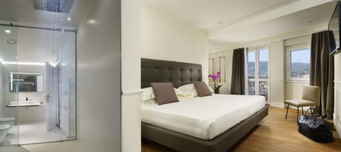 Junior Studio Suite, 1 King Bed | Frette Italian sheets, premium bedding, minibar, in-room safe