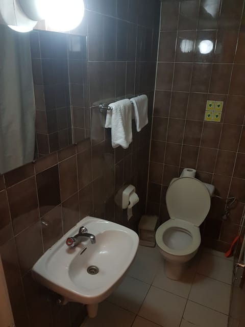 Economy Room | Bathroom | Free toiletries, towels