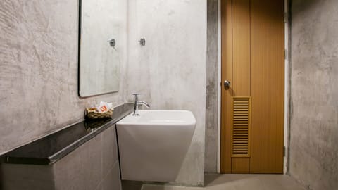 Luxury Room, Sea View | Bathroom | Shower, free toiletries, towels