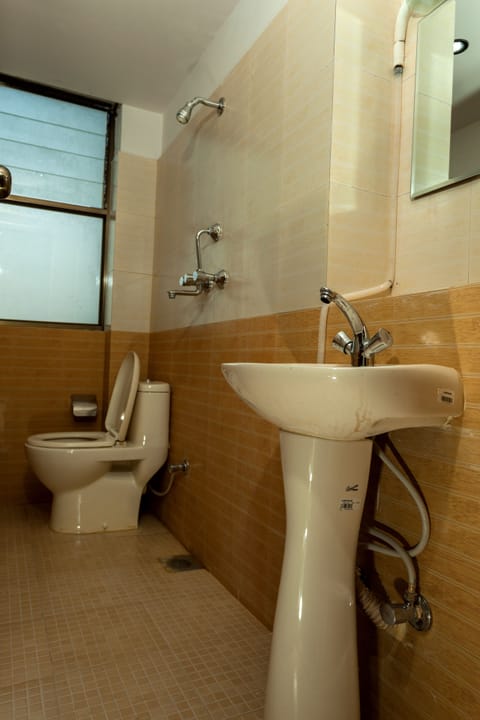 Deluxe Triple Room, 1 Bedroom, City View | Bathroom | Shower, rainfall showerhead, free toiletries, hair dryer