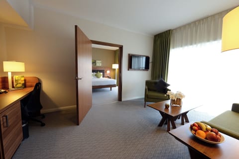 King, Suite, 1 Bedroom | In-room safe, free cribs/infant beds, free WiFi, bed sheets