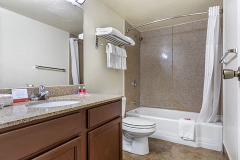 Combined shower/tub, free toiletries, hair dryer, towels