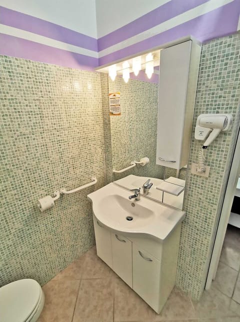 Classic Double Room | Bathroom | Shower, hair dryer, towels