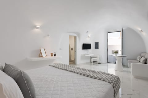 Junior Cave Suite | In-room safe, soundproofing, iron/ironing board, free WiFi