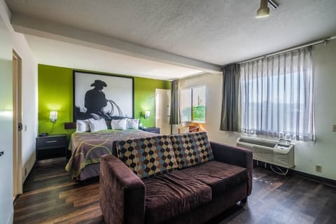 Standard Room, 1 King Bed, Smoking | Living room | Flat-screen TV