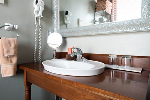 Retro King, 1 King Bed (Contemporary Annex) | Bathroom | Designer toiletries, hair dryer, towels