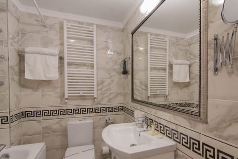 Superior Double Room | Bathroom | Free toiletries, hair dryer, bathrobes, slippers