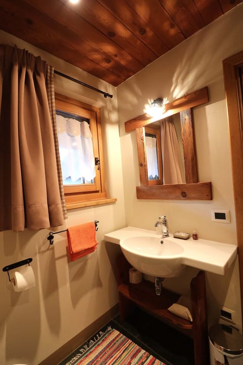 Comfort Double or Twin Room, Balcony (Room 7) | In-room safe, individually decorated, individually furnished, desk