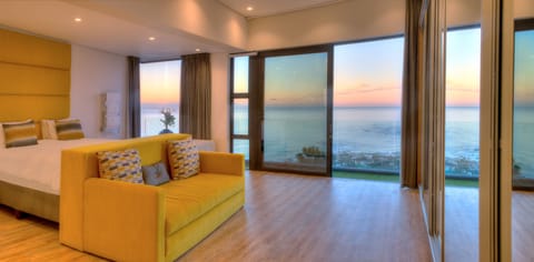 Penthouse | Bathroom | Shower, free toiletries, bathrobes, slippers