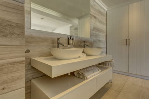 Superior Suite, 1 King Bed, Patio, Lagoon View | Bathroom sink