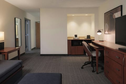 Premium bedding, desk, iron/ironing board, free cribs/infant beds