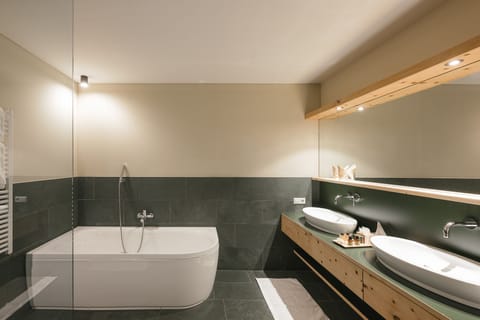 Hypo-allergenic bedding, in-room safe, desk, blackout drapes