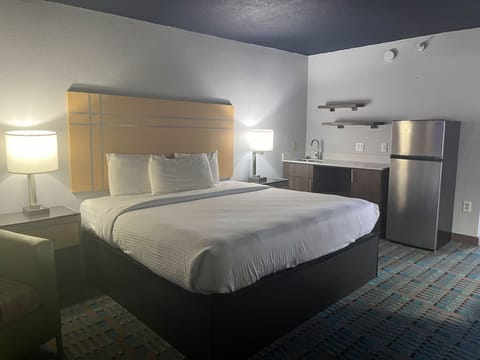 Standard Room, 1 King Bed, Non Smoking, Kitchen | Premium bedding, pillowtop beds, desk, blackout drapes