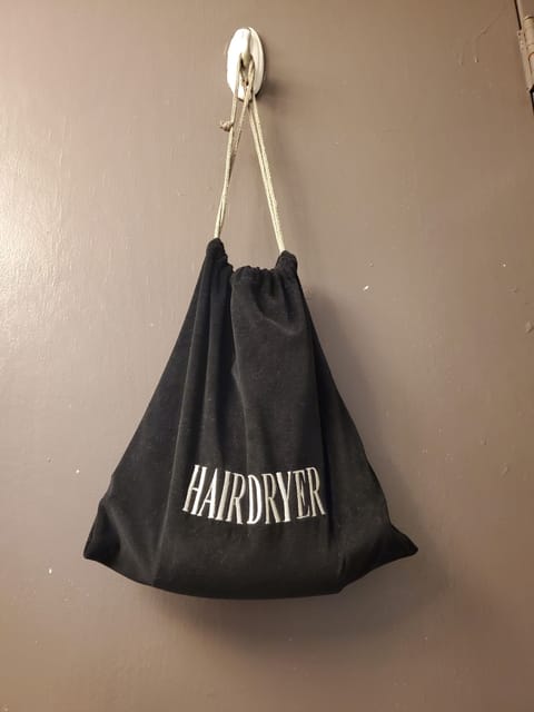 Combined shower/tub, designer toiletries, towels