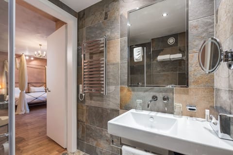 Double Room (Unique) | Bathroom | Shower, eco-friendly toiletries, hair dryer, towels