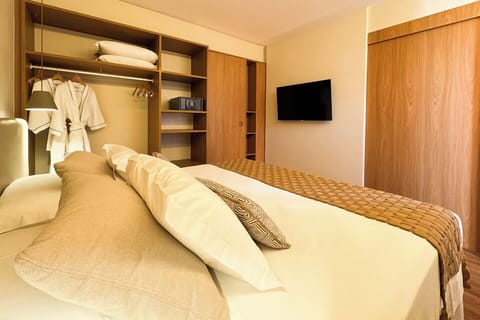 Quarto Superior Premier - Inclui acesso ao Parque Aquático Hot Beach Olímpia | Premium bedding, minibar, in-room safe, laptop workspace