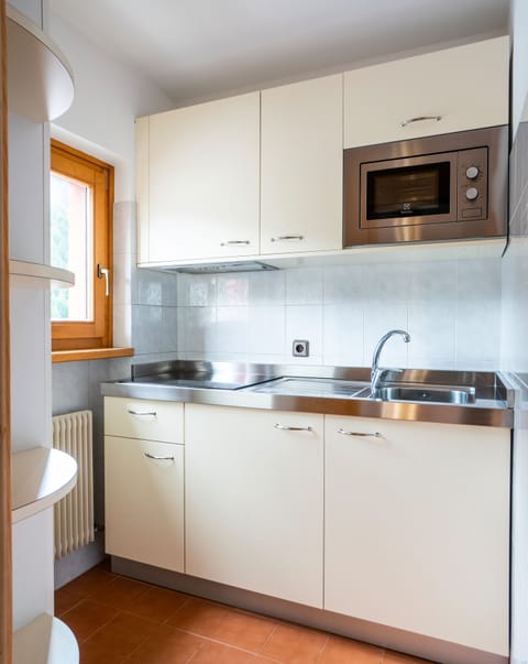 Apartment, 2 Bedrooms (6 people) | Private kitchen | Fridge, stovetop, electric kettle, cookware/dishes/utensils