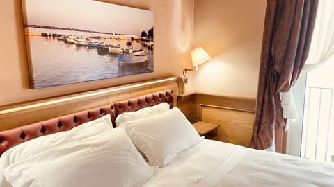 Smart Room | Egyptian cotton sheets, premium bedding, pillowtop beds, minibar