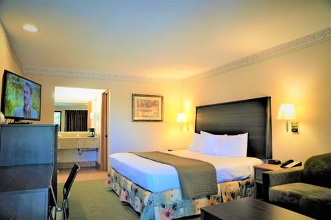 Deluxe Room, 1 King Bed (with Sofa) | Desk, iron/ironing board, free WiFi, bed sheets