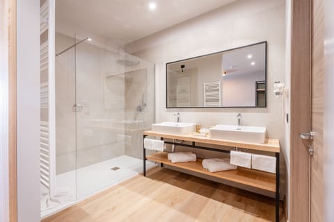 Junior Suite Penthouse | Bathroom | Free toiletries, hair dryer, towels