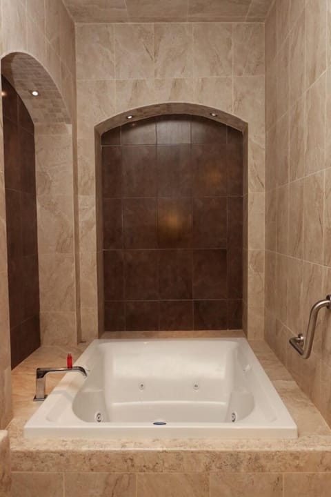 Signature Room (Master Sencilla con Jacuzzi ) | Bathroom shower