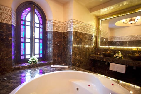 Suite Vizir | Bathroom | Combined shower/tub, designer toiletries, hair dryer, bathrobes
