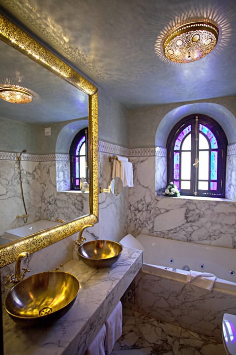 Senior Suite | Bathroom | Combined shower/tub, designer toiletries, hair dryer, bathrobes