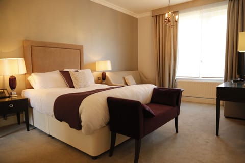 Deluxe Double Room | Desk, bed sheets